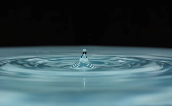 arka plan üzerinde temiz su damlaları