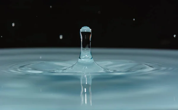 背景上的干净的水滴 — 图库照片