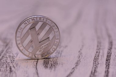 Ahşap arka plan üzerinde gümüş Litecoin