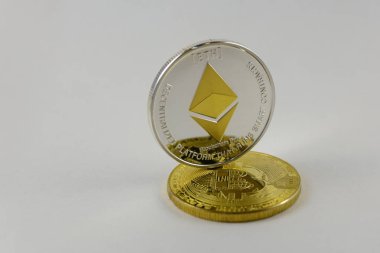 Ethereum ve beyaz izole bitcoin