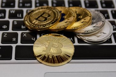 Altın bitcoins notebook klavye üzerinde yalan