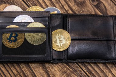  bitcoins, litecoin ve ethereum siyah deri cüzdan eski ahşap masa