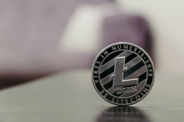 Ahşap masa üzerinde gümüş Litecoin