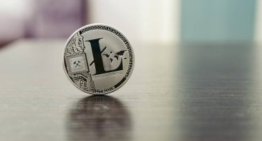 Ahşap masa üzerinde gümüş Litecoin