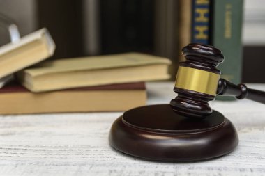 Yargıç tokmak yanında yığın kitap ahşap arka plan üzerinde