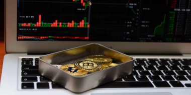 Altın bitcoins metal kutusunda dizüstü klavye