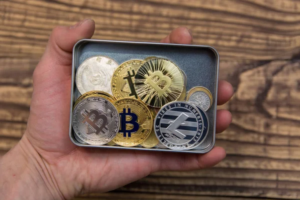 Χρυσή Bitcoin Και Άλλα Κρυπτό Νόμισμα Μεταλλικό Κουτί Φόντο Ξύλινη — Φωτογραφία Αρχείου
