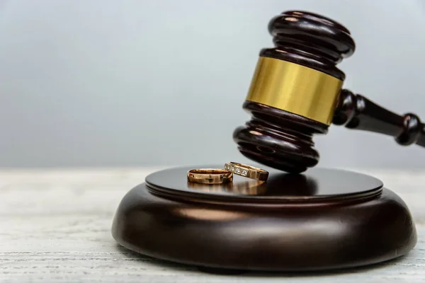 Закон Справедливость Судья Молоток Обручальные Кольца Деревянном Фоне — стоковое фото