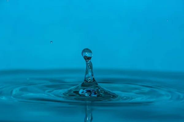 Капля Чистой Голубой Воды — стоковое фото