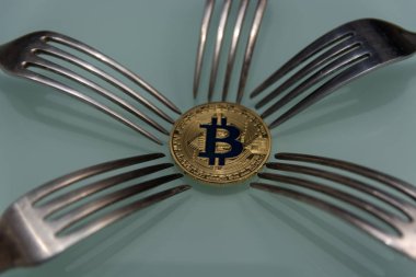 Altın bitcoin ve gümüş çatal çevresinde 