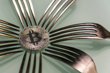  Gümüş çatal yalanla Bitcoin