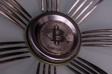  Gümüş çatal ile gümüş matall daire üzerinde gümüş bitcoin