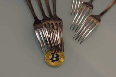 Altın bitcoin ve gümüş çatal çevresinde 
