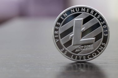 Ahşap masa closeu üzerinde gümüş Litecoin
