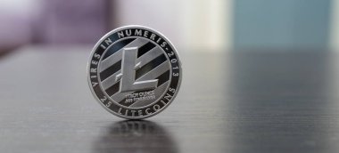 Ahşap masa closeu üzerinde gümüş Litecoin