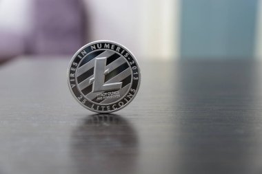 Ahşap masa closeu üzerinde gümüş Litecoin