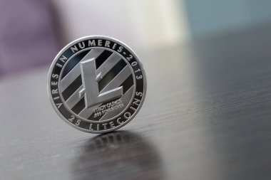 Ahşap masa closeu üzerinde gümüş Litecoin