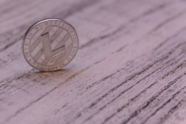 Ahşap arka plan üzerinde gümüş Litecoin