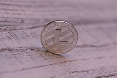 Ahşap arka plan üzerinde gümüş Litecoin