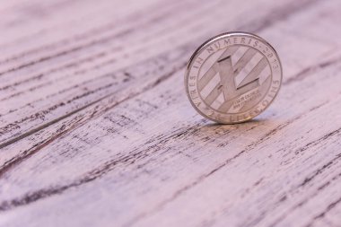 Ahşap arka plan üzerinde gümüş Litecoin