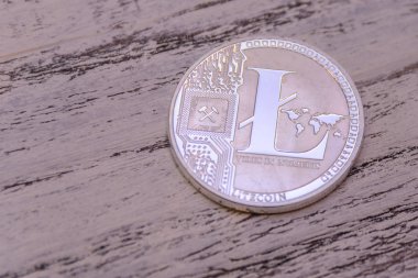 Ahşap arka plan üzerinde gümüş Litecoin