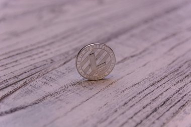 Ahşap arka plan üzerinde gümüş Litecoin