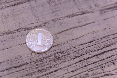Ahşap arka plan üzerinde gümüş Litecoin