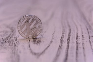 Ahşap arka plan üzerinde gümüş Litecoin