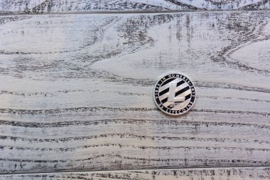 Ahşap arka plan üzerinde gümüş Litecoin