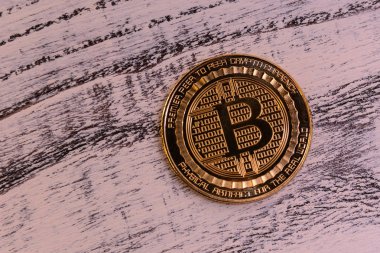  Eski hafif ahşap masa üzerinde altın bitcoin