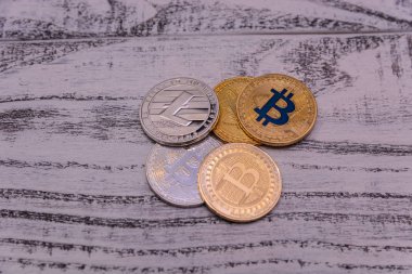  Altın bitcoins ve litecoin ahşap arka plan üzerinde yalan