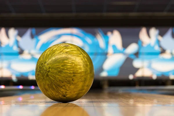 Messa Fuoco Selettiva Palla Bowling Posa Sulla Pista Bowling — Foto Stock