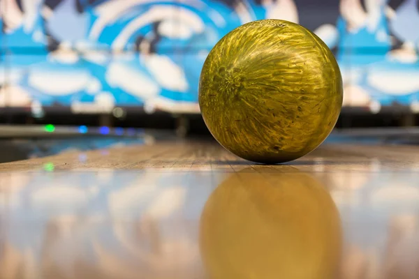 bowling topu bowling salonu üzerinde döşeme seçici odak