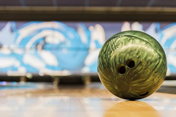 Selektiv Fokus För Bowlingklot Handpåläggning Bowlinghall — Stockfoto