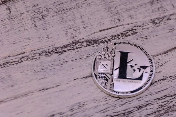 Eski ahşap masa üzerinde gümüş Litecoin