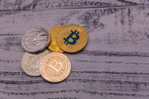 Goldene Bitcoins Und Litecoin Liegen Auf Holzgrund — Stockfoto