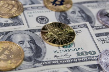  Altın bitcoins ve litecoin yüz dolar faturaları arka plan üzerinde