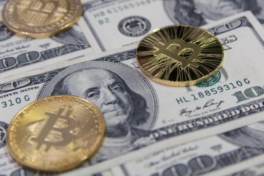  Altın bitcoins ve litecoin yüz dolar faturaları arka plan üzerinde