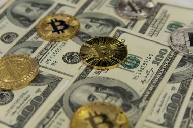  zemin üzerine altın bitcoin para