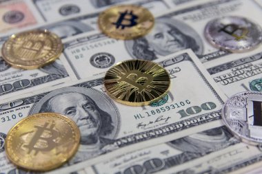  Altın bitcoins ve litecoin yüz dolar faturaları arka plan üzerinde