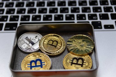 Altın bitcoins metal kutusunda dizüstü klavye