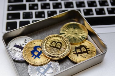  Altın bitcoins metal kutusunda dizüstü klavye