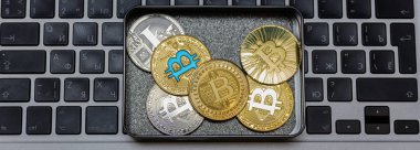 Notebook klavye üzerinde kutusunda altın bitcoins