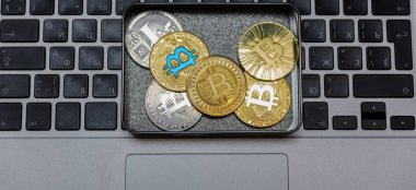  zemin üzerine altın bitcoin para