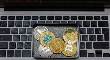  Altın bitcoins metal kutusunda dizüstü klavye