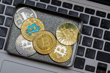 Altın bitcoins metal kutusunda dizüstü klavye