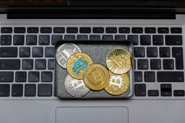 Altın bitcoins metal kutusunda dizüstü klavye