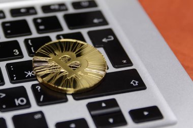  zemin üzerine altın bitcoin para