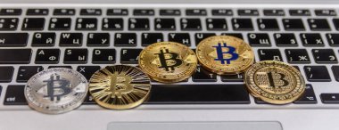  ile grafik ekran üzerinde klavye üzerinde altın bitcoin