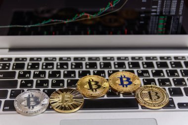  ile grafik ekran üzerinde klavye üzerinde altın bitcoin